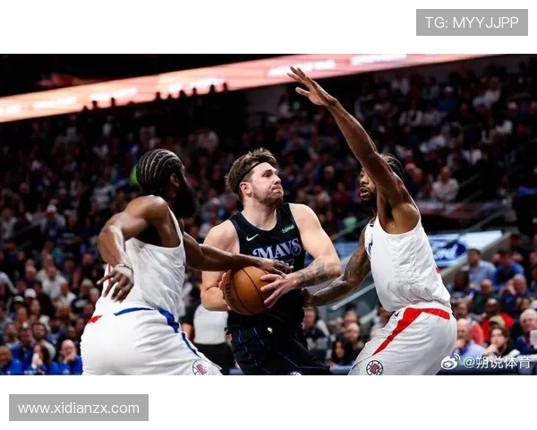 独行侠与快船激战正酣 双方争锋再续西部强者对决的精彩篇章